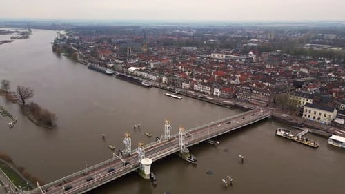 Puente histórico sobre el río IJssel en la ciudad de Kampen en los Países  Bajos, , Grabaciones de stock Incluyendo: río y agua - Envato